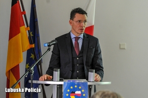 Mężczyzna przemawia podczas konferencji