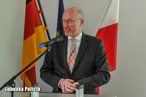 Mężczyzna przemawia podczas konferencji