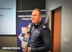 Komendant Wojewódzki Policji w Gorzowie Wielkopolskim przemawia podczas narady służbowej.