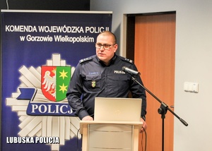 Zastępca Komendanta Wojewódzkiego Policji w Gorzowie Wielkopolskim przemawia podczas narady służbowej.