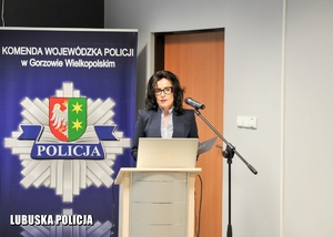 Prokurator Okręgowa przemawia do uczestników narady służbowej.