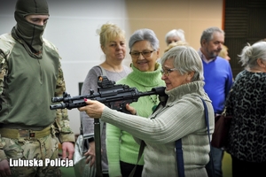 Seniorzy zapoznają się z bronią