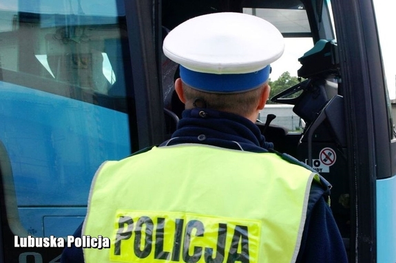 policjant wsiada do autobusu