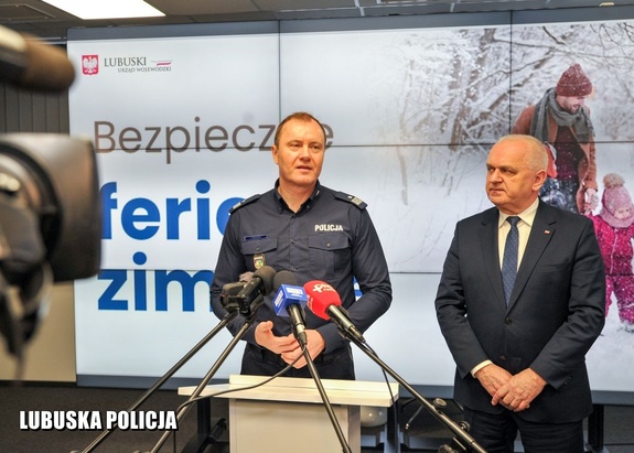Komendant Wojewódzki Policji i Wojewoda Lubuski na konferencji prasowej.