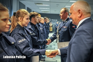 Komendant Wojewódzki i Wojewoda gratuluje policjantom