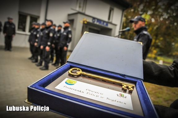 klucz od nowego posterunku i policjanci w tle