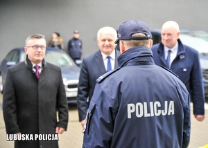 Policjanci oraz Wojewoda podczas przekazania radiowozów