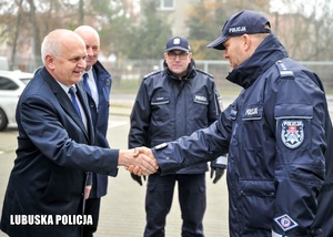 Wojewoda gratuluje policjantowi