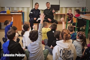 Policjantka i strażak podczas spotkania z dziećmi