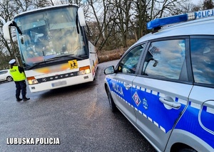Autobus kontrolowany przez policjantów drogówki.