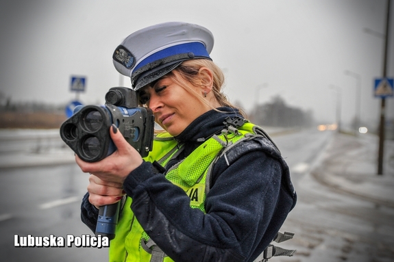 policjantka mierzy prędkość pojazdów