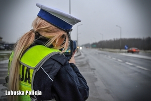 policjantka mierzy prędkość pojazdów
