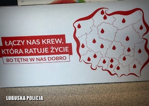 Pudełko z hasłem dotyczącym zbiórki krwi.