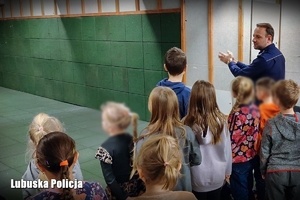 Policjant pokazuje dzieciom strzelnice