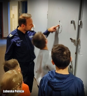 Policjant pokazuje dzieciom cele