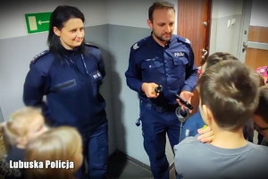 Policjant i policjantka opowiadają dzieciom o swojej pracy