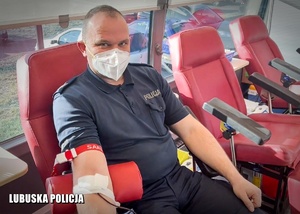 Policjant podczas oddawania krwi.