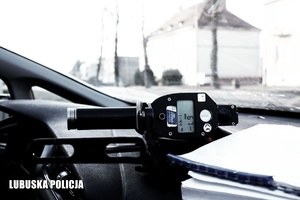 Czarno białe zdjęcie przedstawiające wnętrze policyjnego radiowozu.