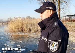 Policjant sprawdza zamarznięte jezioro.