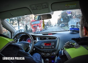 Policjanci podczas patrolu jadący w radiowozie.