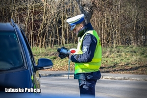 policjant prowadzi kontrolę drogową
