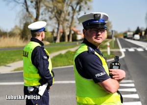 Policjanci drogówki podczas służby na drodze.