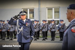 Komendant Wojewódzki Policji podczas sprawdzenia pododdziałów.