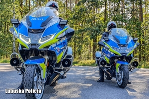 Policyjni motocykliści na motocyklach służbowych.