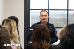 policjant rozmawia z młodzieżą