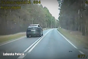 Obraz z wideorejestratora pojazd wyprzedza w miejscu niedozwolonym