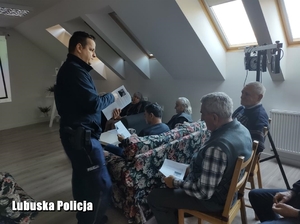 policjant rozmawia z seniorami