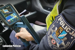 Policjant ruchu drogowego z videorejestratorem w radiowozie