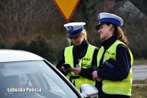 Policjantki ruchu drogowego podczas kontroli kierującego