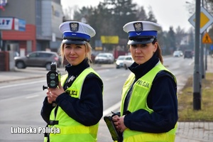 Policjantki ruchu drogowego z videorejestratorem
