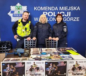 Policjantki i policjant na targach