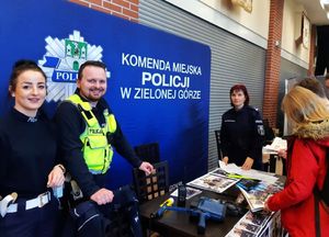 Policjantki i policjant na targach