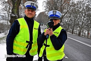 Policjanci ruchu drogowego z miernikiem prędkości