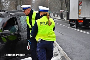Policjanci ruchu drogowego podczas  kontroli