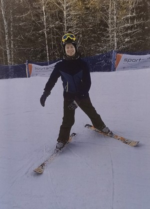Chłopiec na nartach