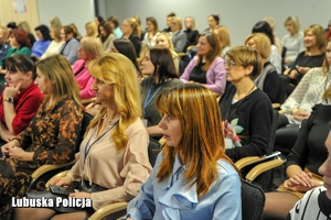 uczestniczki uroczystości z okazji Dnia Kobiet siedzą na sali