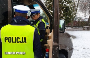 Policjanci dokonujący kontroli autokaru