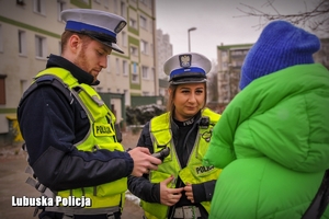 Policjanci rozmawiają z kobietą