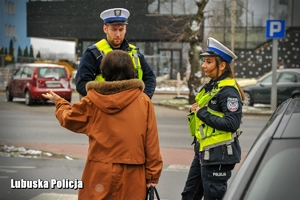 Policjanci rozmawiają z kobietą
