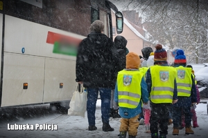 Dzieci przed autobusem