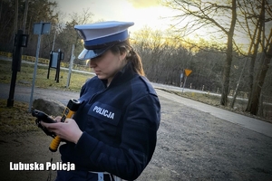 policjantka obsługuje urządzenie