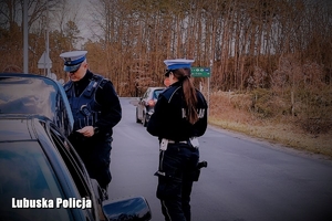 policjanci rozmawiają z kierowcą