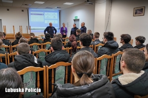 Spotkanie policjantów z uczniami klasy mundurowej