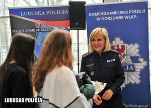 policjantka rozmawia z dziewczynami