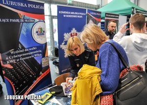 policjantka rozmawia z kobietą
