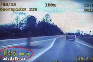 Obraz z wideorejestratora pojazd jedzie z niedozwoloną prędkością